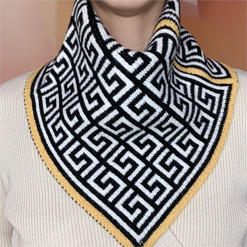 Modern triangelhalsduk unisex, stickat material, neutral färgstil, perfekt modetillbehör för alla tillfällen.