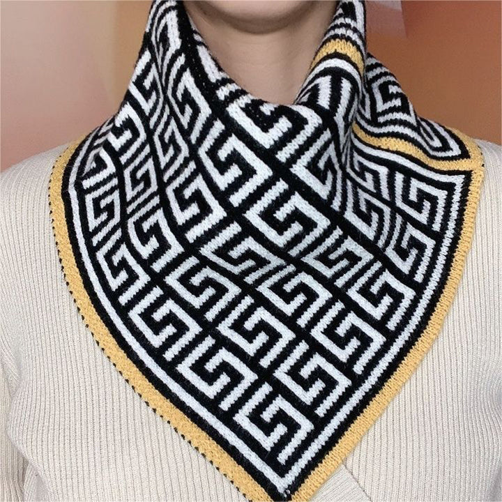 Modern triangelhalsduk unisex, stickat material, neutral färgstil, perfekt modetillbehör för alla tillfällen.
