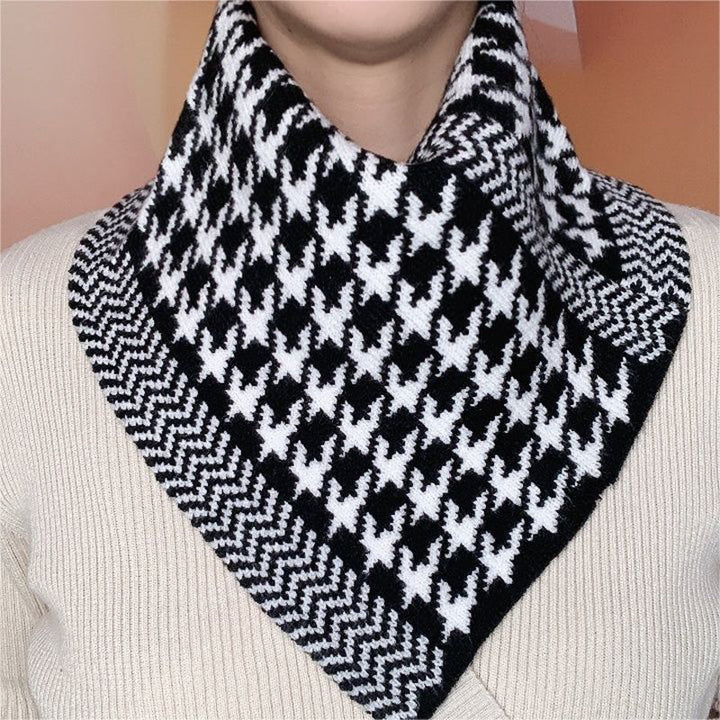 Modern triangelhalsduk unisex, stickat material, neutral färgstil, perfekt modetillbehör för alla tillfällen.