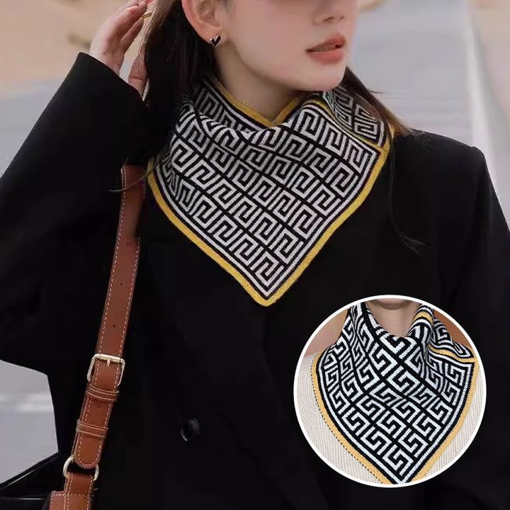 Modern triangelhalsduk unisex, stickat material, neutral färgstil, perfekt modetillbehör för alla tillfällen.