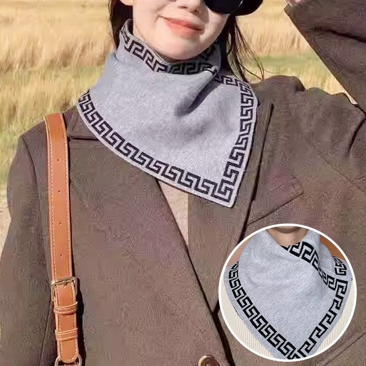 Modern triangelhalsduk unisex, stickat material, neutral färgstil, perfekt modetillbehör för alla tillfällen.