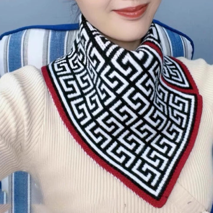 Modern triangelhalsduk unisex, stickat material, neutral färgstil, perfekt modetillbehör för alla tillfällen.
