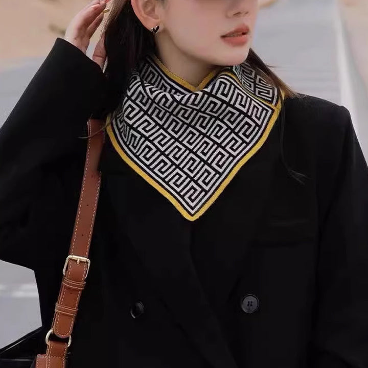Modern triangelhalsduk unisex, stickat material, neutral färgstil, perfekt modetillbehör för alla tillfällen.