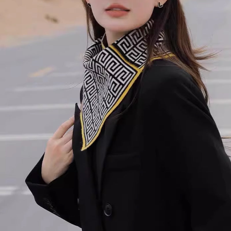 Modern triangelhalsduk unisex, stickat material, neutral färgstil, perfekt modetillbehör för alla tillfällen.