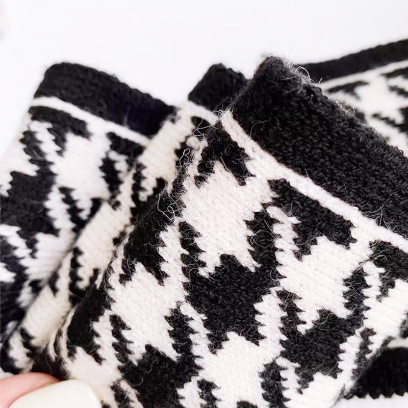 Modern triangelhalsduk unisex, stickat material, neutral färgstil, perfekt modetillbehör för alla tillfällen.