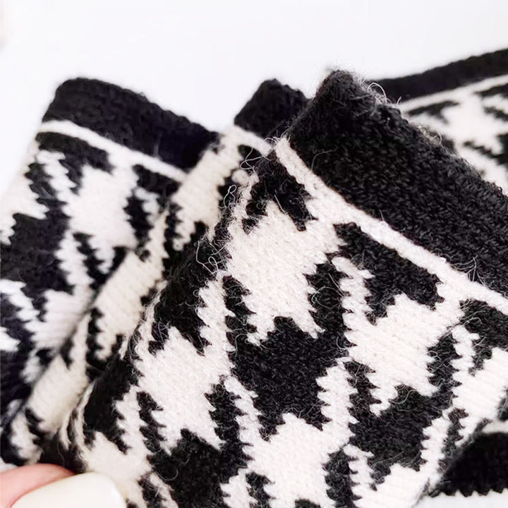 Modern triangelhalsduk unisex, stickat material, neutral färgstil, perfekt modetillbehör för alla tillfällen.