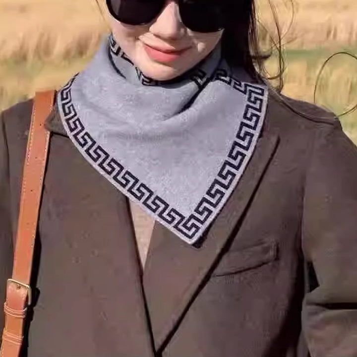 Modern triangelhalsduk unisex, stickat material, neutral färgstil, perfekt modetillbehör för alla tillfällen.