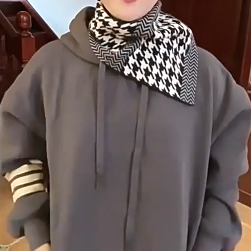 Modern triangelhalsduk unisex, stickat material, neutral färgstil, perfekt modetillbehör för alla tillfällen.
