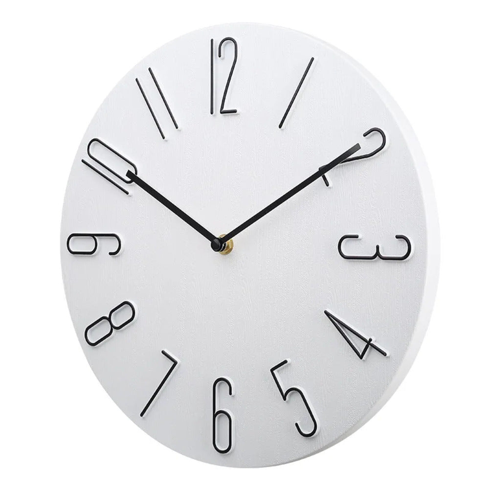 Rund väggklocka med tyst urverk och samtida minimalistisk design. Eleganta gulddetaljer för hemmet.