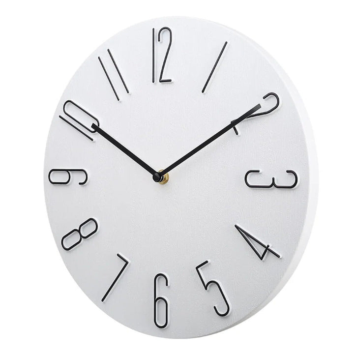 Rund väggklocka med tyst urverk och samtida minimalistisk design. Eleganta gulddetaljer för hemmet.