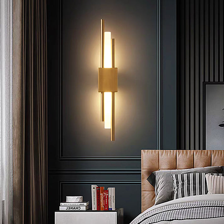 Modern uppladdningsbar LED vägglampa med dimmer. Trådlös interiörbelysning i guld för ditt hem.