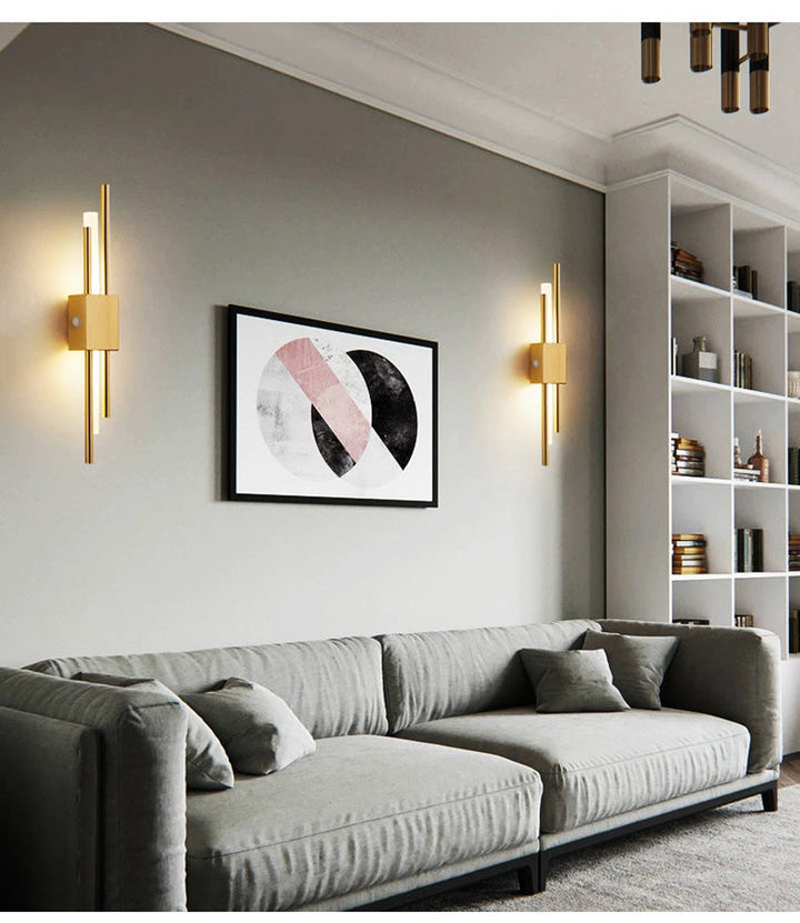 Sladdfri LED-vägglampa i modern design. Uppladdningsbar och dimbar för optimal rumsbelysning.