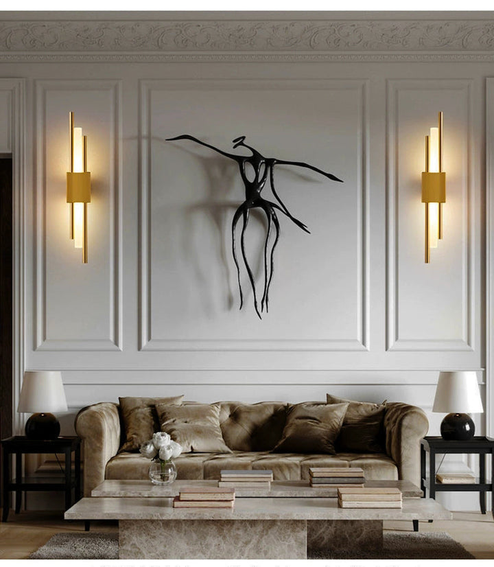 Elegant trådlös LED-vägglampa med dimmer. Uppladdningsbar, passar perfekt i vardagsrum eller sovrum.