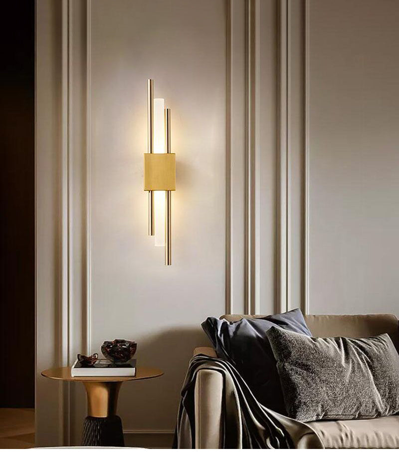Uppladdningsbar och dimbar LED-vägglampa. Guld, modern & trådlös för stilfull interiörbelysning.