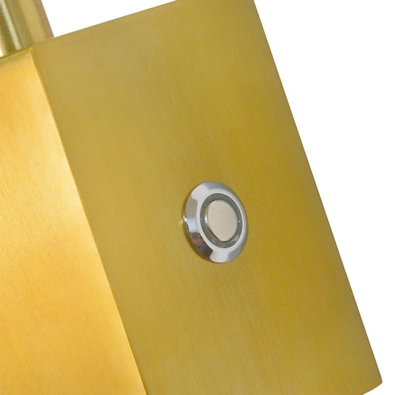 Stilren guld LED-vägglampa. Uppladdningsbar, trådlös och dimbar för perfekt stämningsbelysning.