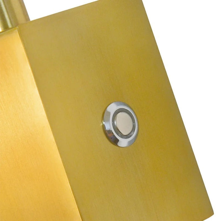 Stilren guld LED-vägglampa. Uppladdningsbar, trådlös och dimbar för perfekt stämningsbelysning.