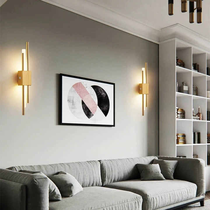 Elegant LED-vägglampa i guld, uppladdningsbar och dimbar. Modern trådlös belysning för sovrummet.