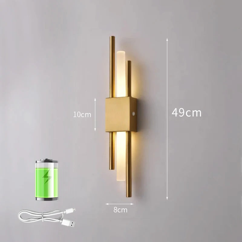 Dimbar LED vägglampa, trådlös och uppladdningsbar. Perfekt för modern interiörbelysning i guld.
