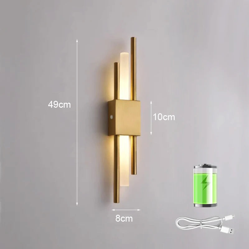 Uppladdningsbar LED-vägglampa i guld för vardagsrum. Trådlös & dimbar, modern accentbelysning.