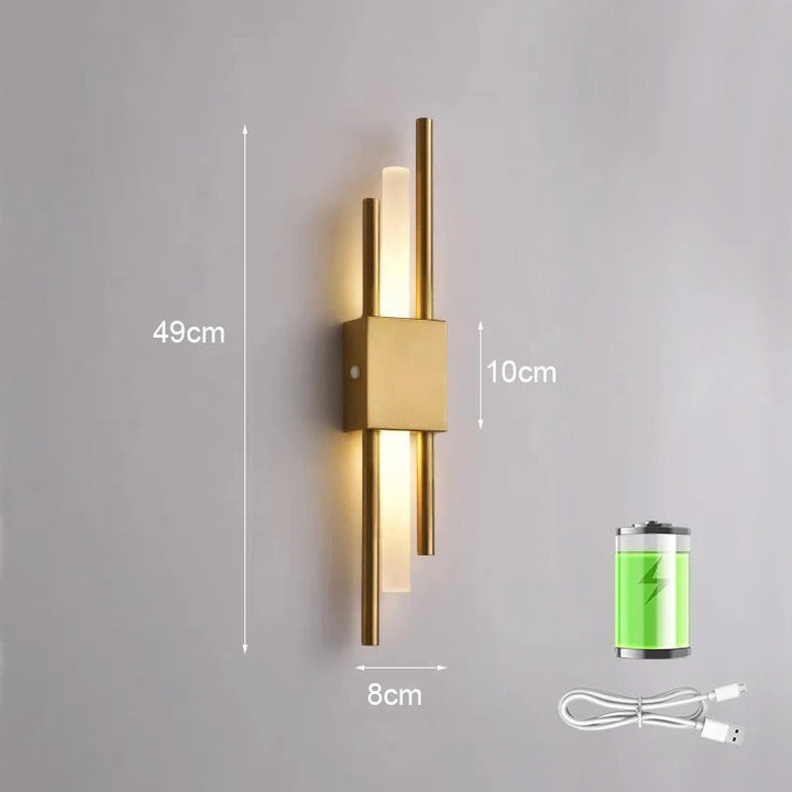Uppladdningsbar LED-vägglampa i guld för vardagsrum. Trådlös & dimbar, modern accentbelysning.