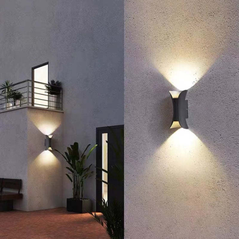Elegant LED vägglampa, IP65, modern design, energieffektiv för din utomhusmiljö.