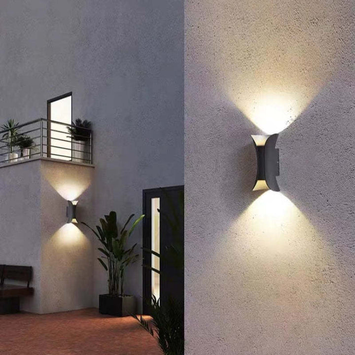Elegant LED vägglampa, IP65, modern design, energieffektiv för din utomhusmiljö.