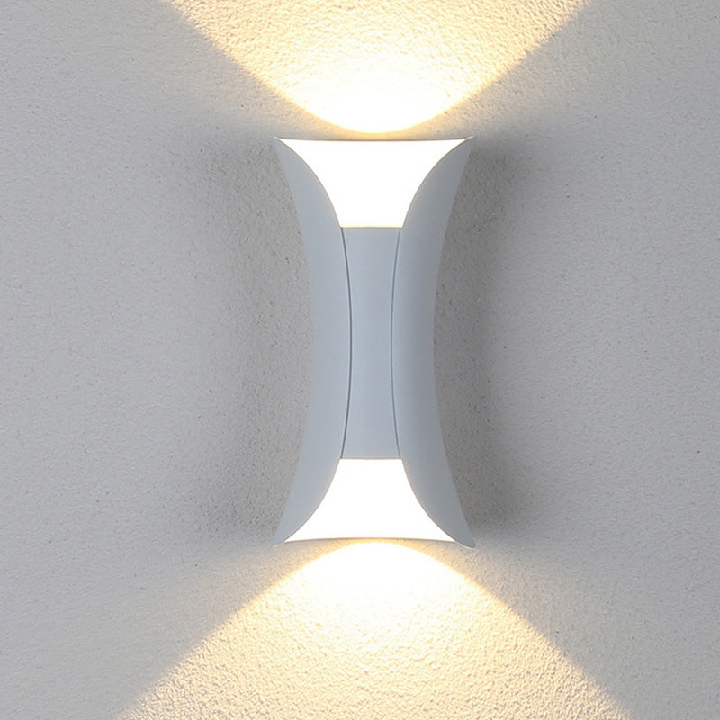 Stilren LED utomhuslampa, IP65-klassad, ger varmt ljus till entrén.