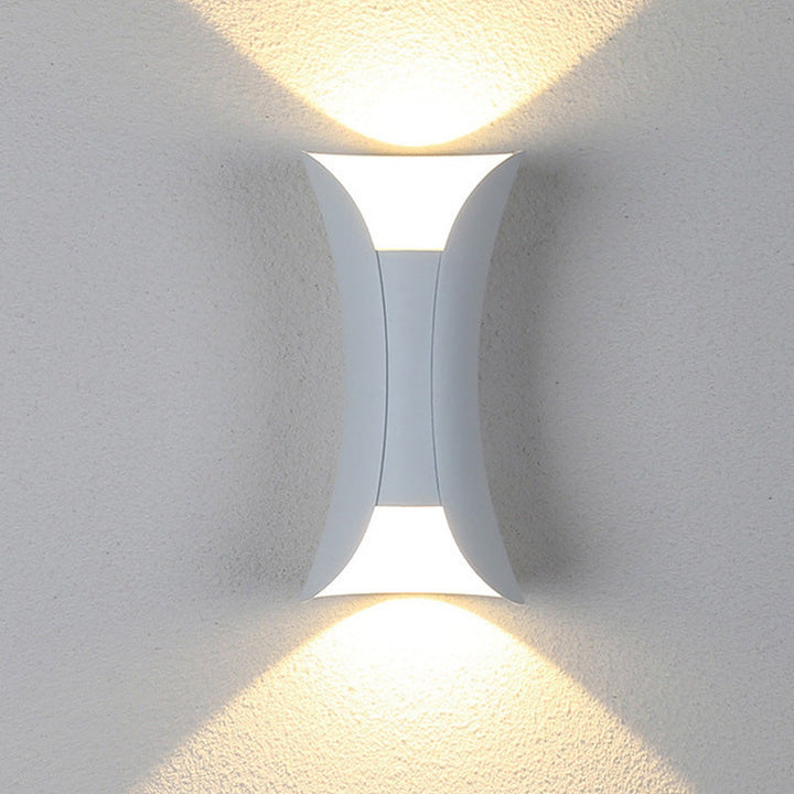 Stilren LED utomhuslampa, IP65-klassad, ger varmt ljus till entrén.