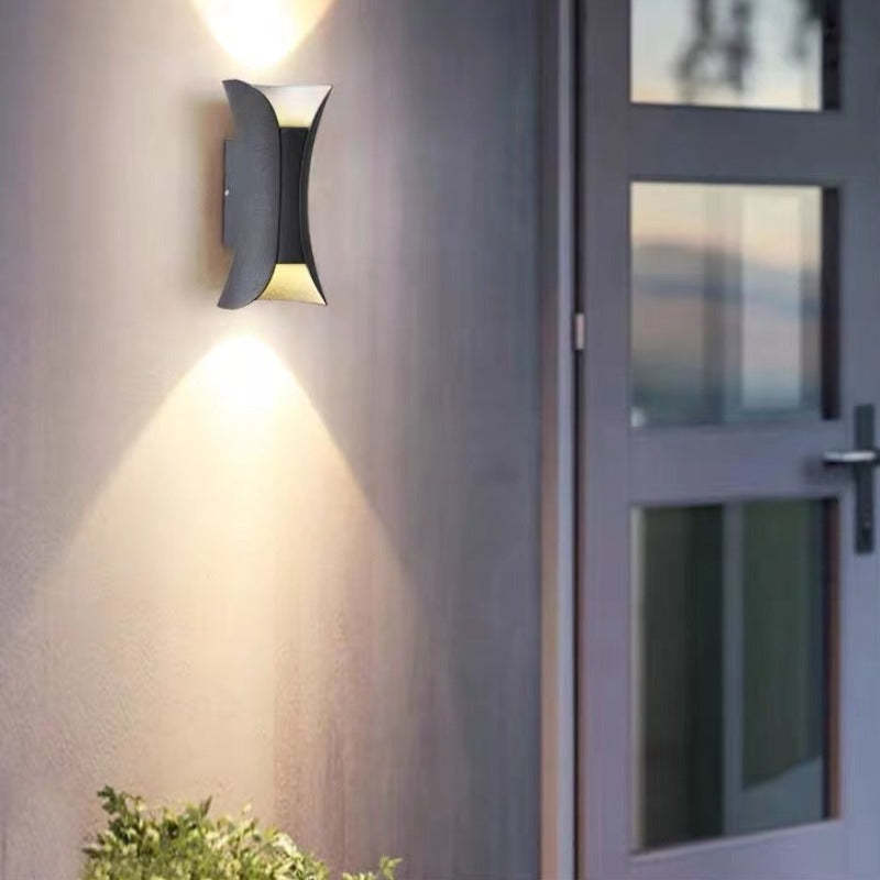 Modern trädgårdsbelysning LED, svart finish, IP65, hållbar och snygg.