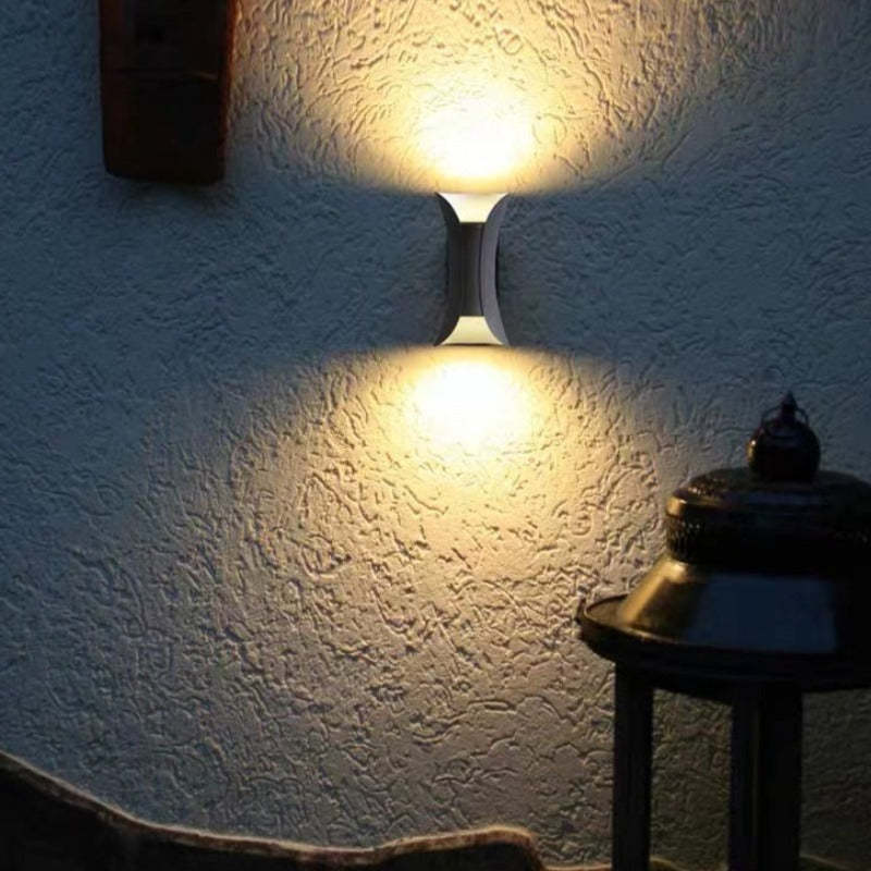 Dekorativ LED vägglampa, modern design, IP65 för utvändigt montage vid dörrar.