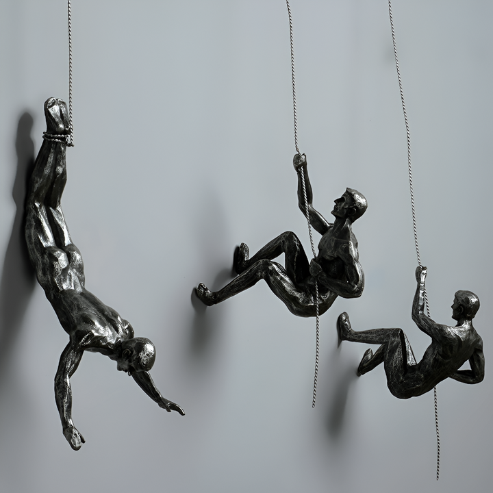 Modern väggkonst set: klättrande man-skulpturer i resin, perfekt för unik heminredning.