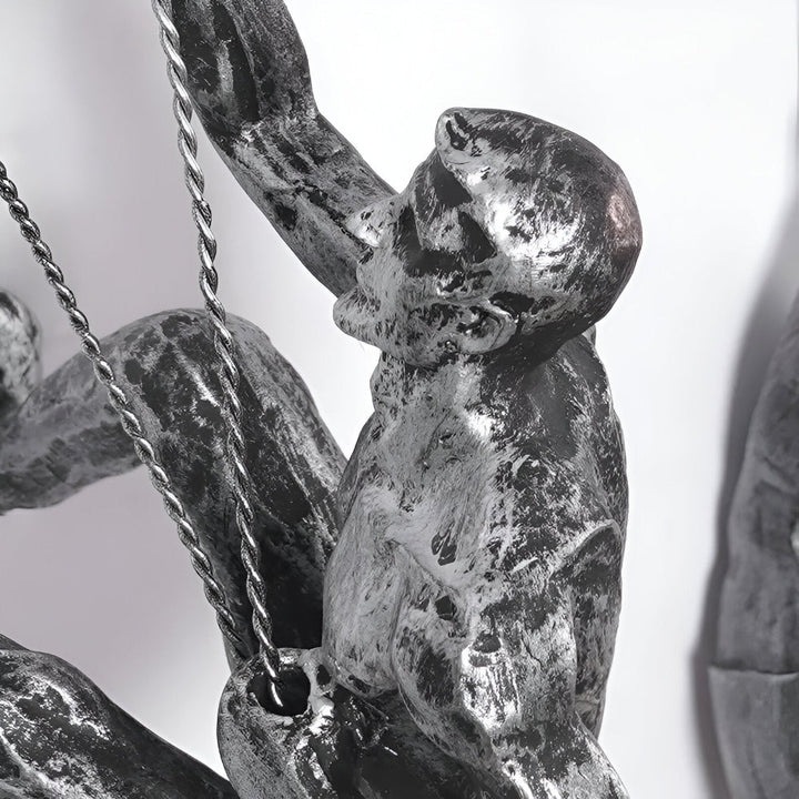 Unikt konstverk klättrande man. Väggkonst i resin, idealisk för modern vardagsrumsdekoration.