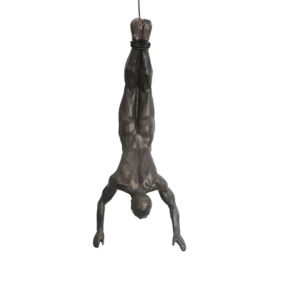 Konstverk klättrande män. Handgjord resin skulptur för vägg, modern och elegant heminredning.