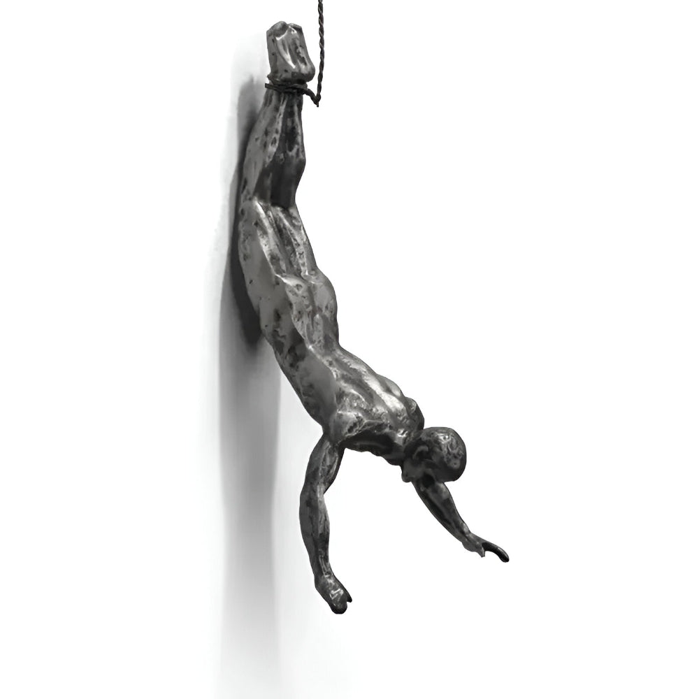 Skulptur klättrande figur i resin. Unik väggkonst design för modern inredning i vardagsrum.
