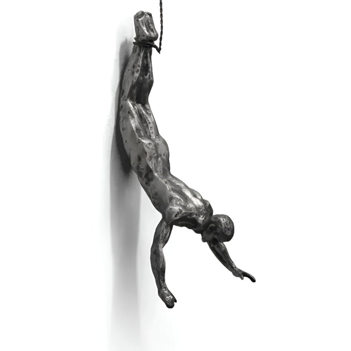 Skulptur klättrande figur i resin. Unik väggkonst design för modern inredning i vardagsrum.