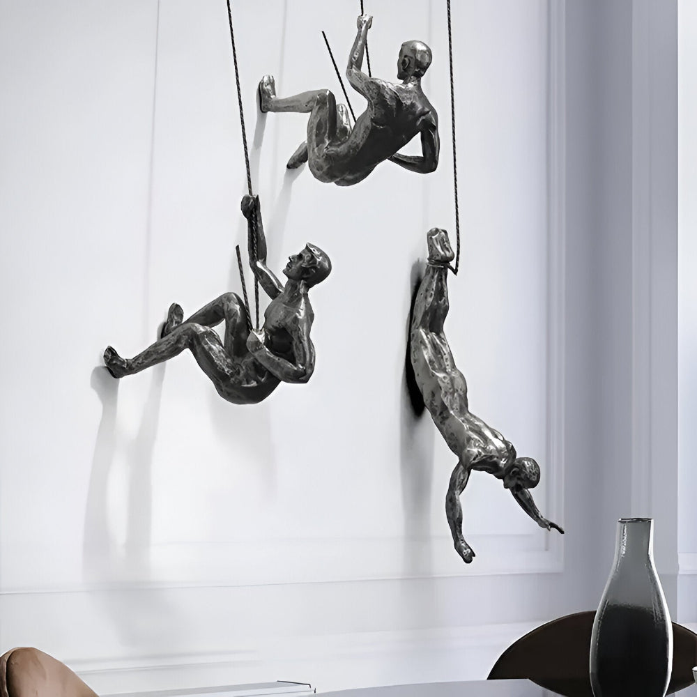 Unik klättrande man skulptur i resin, stilren väggkonst för vardagsrum eller kontor.