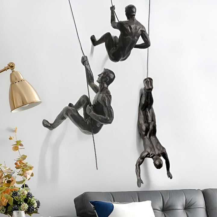 Design väggkonst set klättrande figurer. Abstrakt inredning, konstverk för modern heminredning.