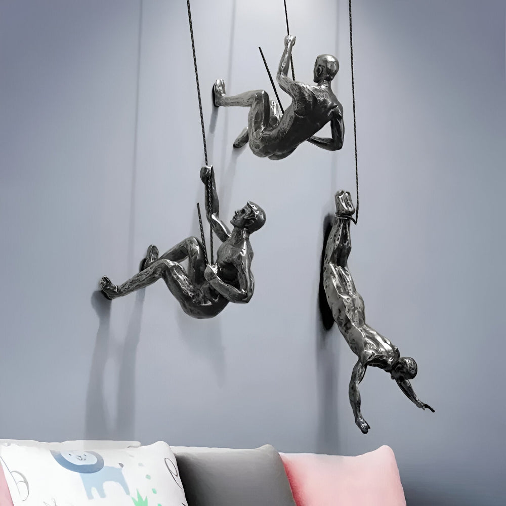 Elegant väggskulptur av klättrande män, resin konst för modern dekoration och design.