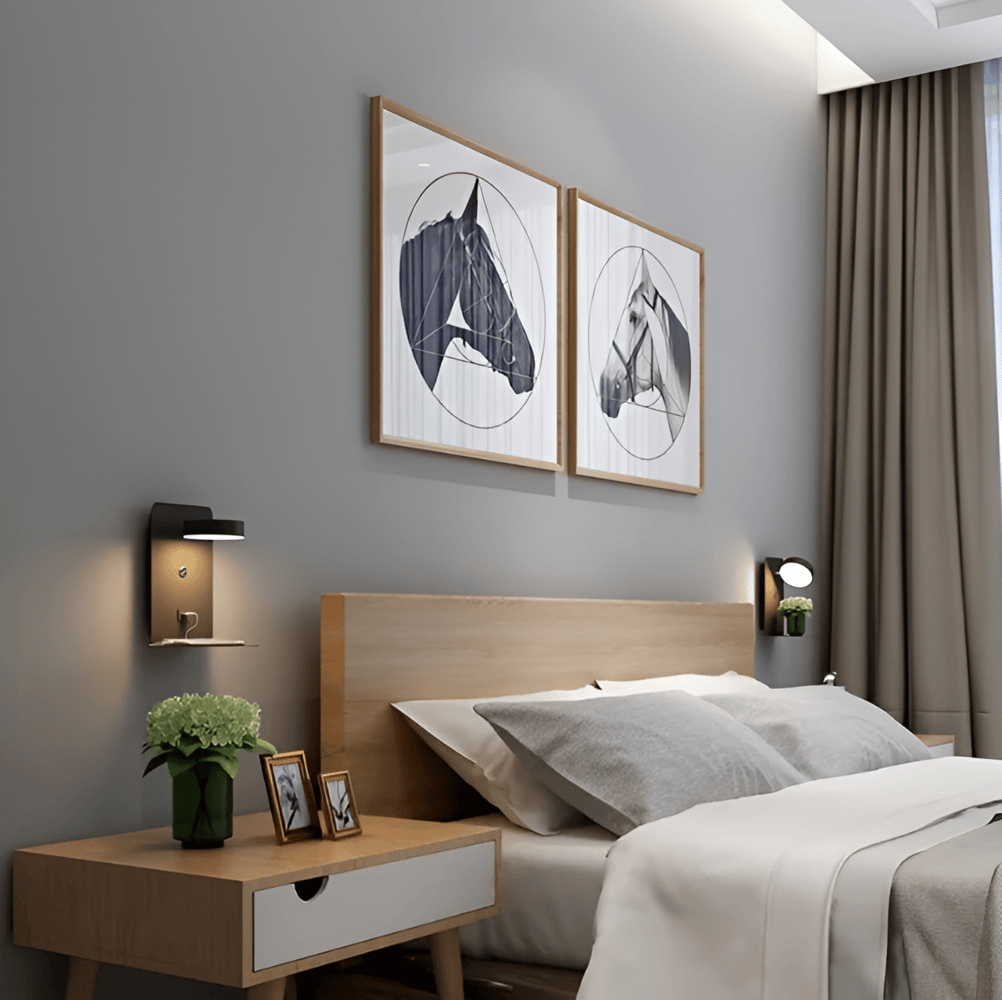Modern vägglampa med hylla och USB-laddare för sovrummet. Justerbar LED-belysning skapar mysig atmosfär.