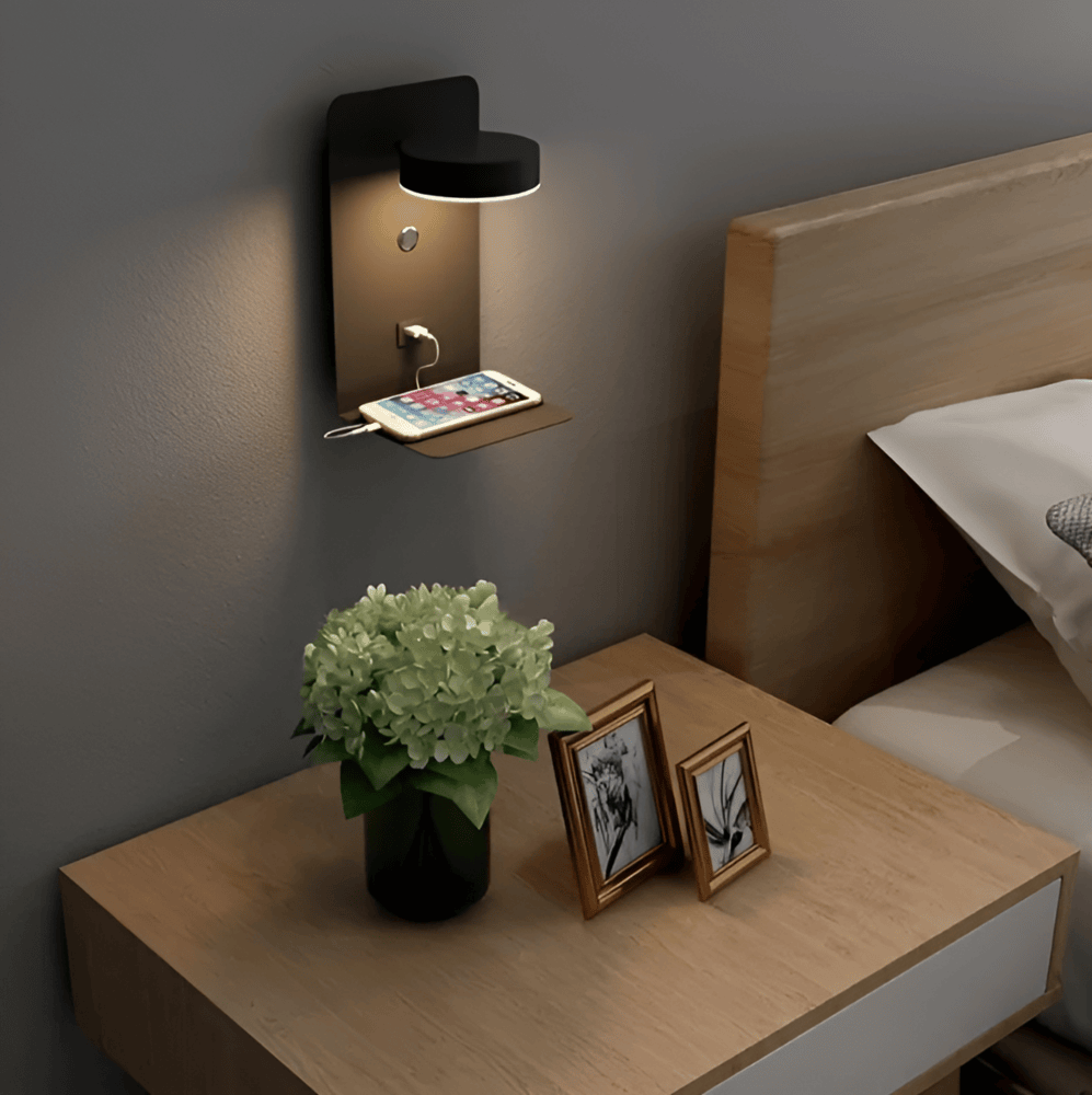 Elegant vägglampa i modern design med LED-ljus, praktisk hylla och USB för laddning. Platsbesparande.