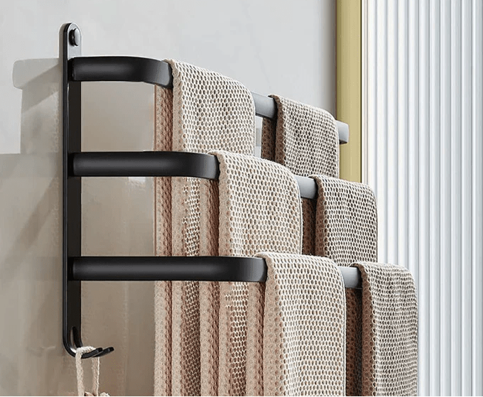 Platsbesparande handduksställ för torkning och förvaring. Elegant aluminiumhylla för badrum.