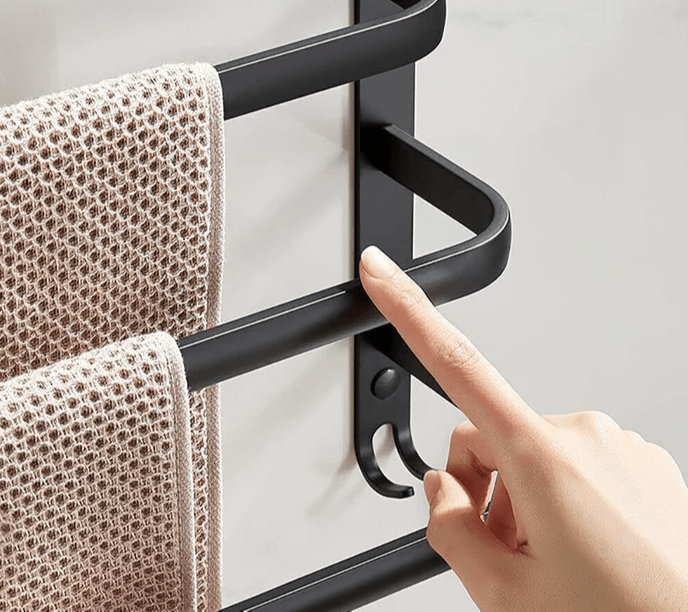 Robust väggmonterad aluminiumhylla. Perfekt som flexibelt handduksställ i badrummet.