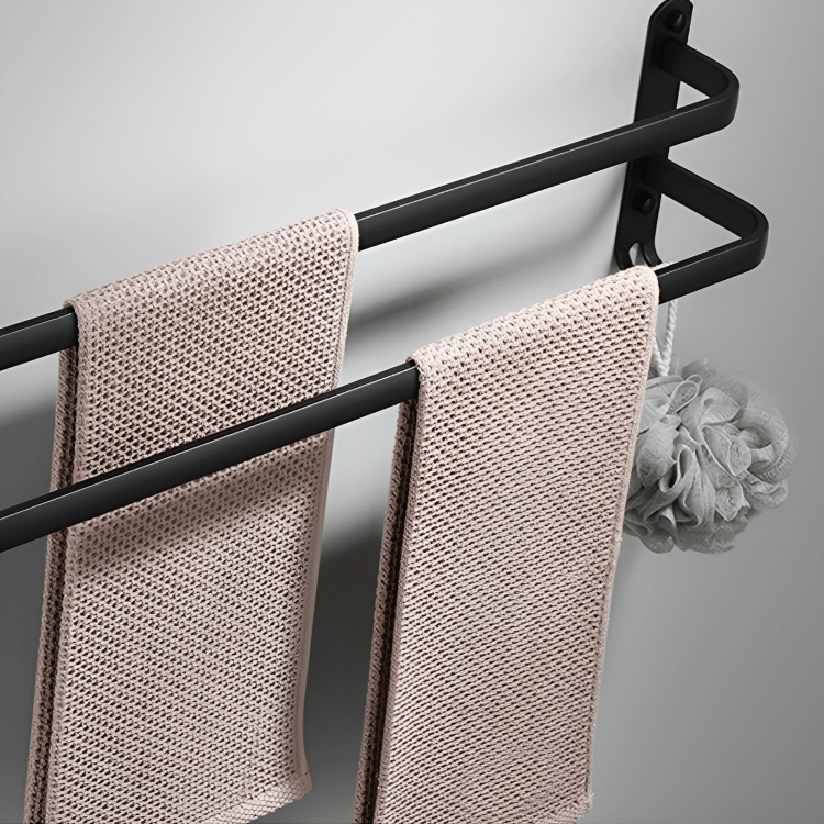 Flexibelt handduksställ som optimerar badrumsutrymmet. Väggmonterad och elegant förvaring.