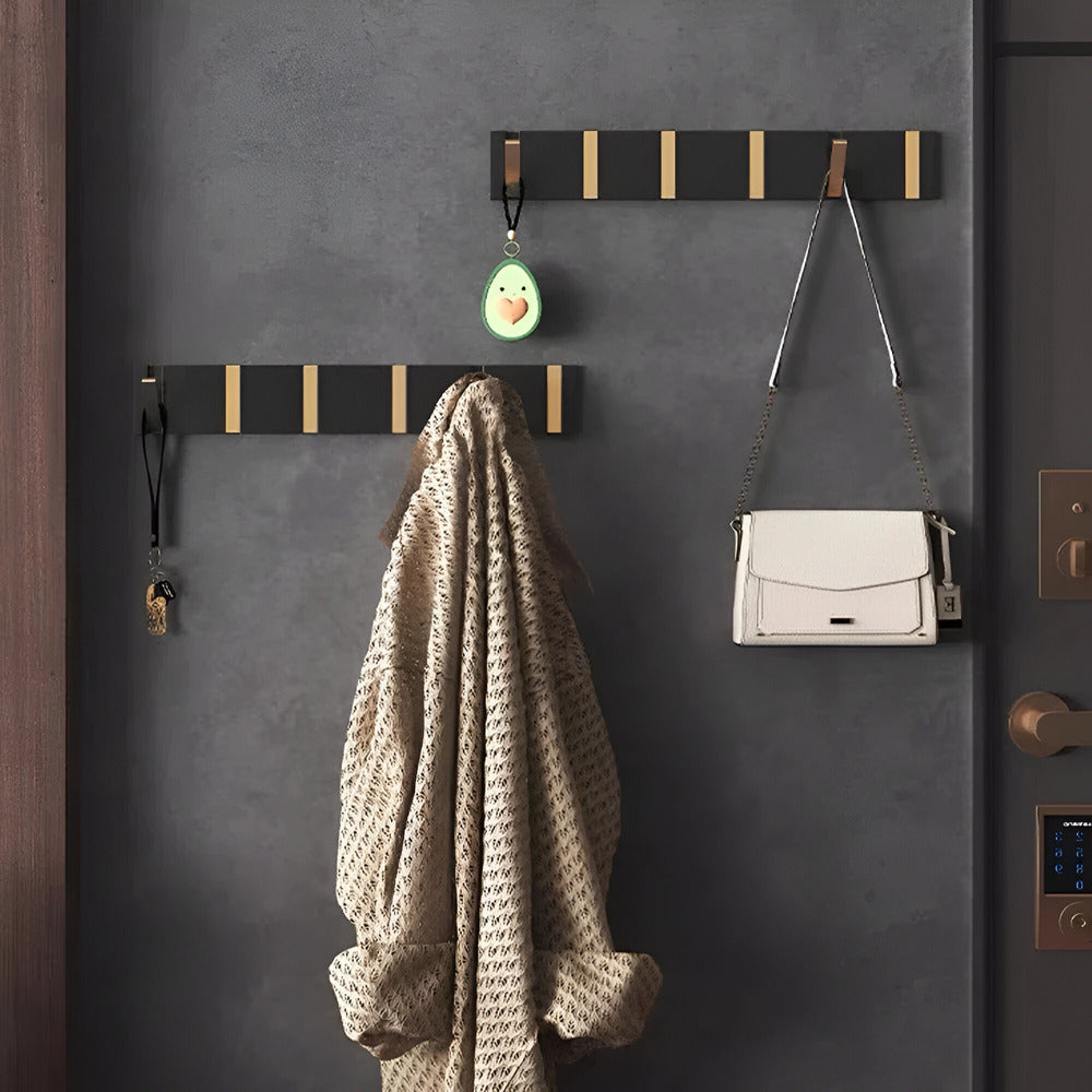 Modern väggmonterad klädhängare med platsbesparande design för hallförvaring.