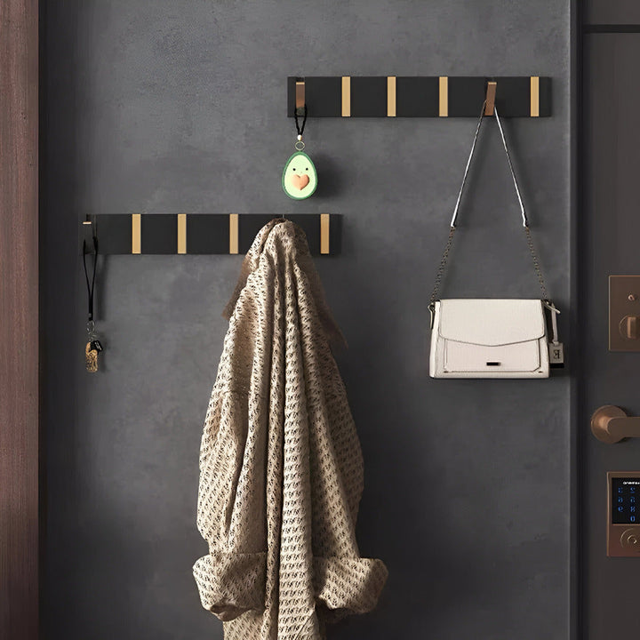 Modern väggmonterad klädhängare med platsbesparande design för hallförvaring.