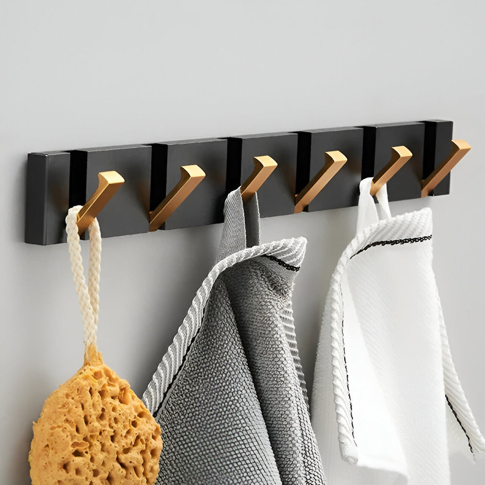 Robust vägggarderob i industriell stil, med gott om plats för kläder och accessoarer.