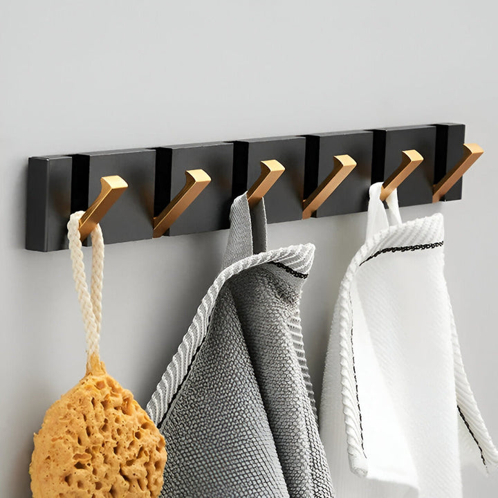 Robust vägggarderob i industriell stil, med gott om plats för kläder och accessoarer.