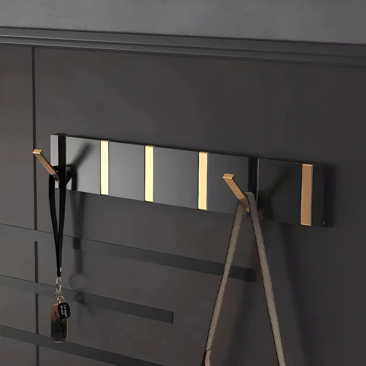 Elegant vägggarderob, svart metall, smart organisering av kläder och accessoarer.