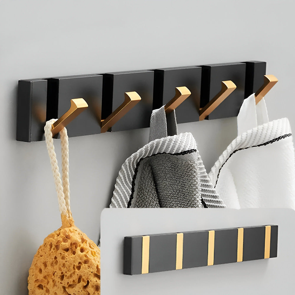 Designad kroklist i trä och metall, perfekt för ytterkläder i en modern hall.