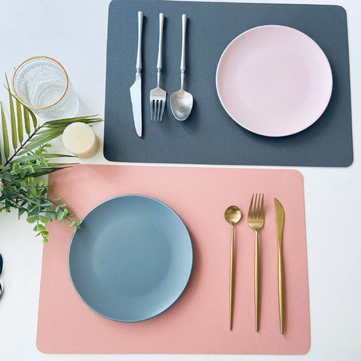 Modern vattentålig duk och bordsunderlägg för stilfullt matbord. Skyddar med elegant design.